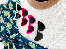 Load image into Gallery viewer, Retro Heart Sunglasses Bloombellamoda 