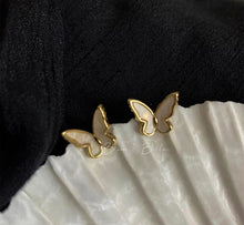 Cargar imagen en el visor de la galería, Butterfly acrylic earrings Bloombellamoda 
