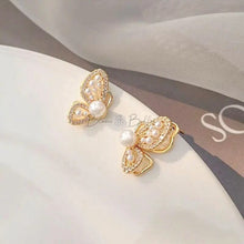 Load image into Gallery viewer, Butterfly pearl earring Bloombellamoda 