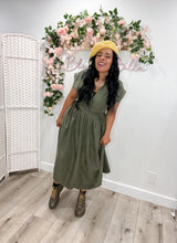 Cargar imagen en el visor de la galería, Button up V neck dress OLIVE Bloombellamoda 