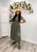 Cargar imagen en el visor de la galería, Button up V neck dress OLIVE Bloombellamoda 