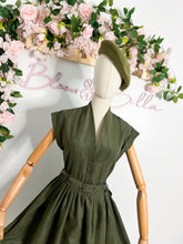 Cargar imagen en el visor de la galería, Button up V neck dress OLIVE Bloombellamoda 