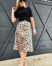 Cargar imagen en el visor de la galería, Satin midi animal print Bloombellamoda 