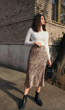 Cargar imagen en el visor de la galería, Satin midi animal print Bloombellamoda 