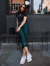 Cargar imagen en el visor de la galería, Satin midi skirt DARK GREEN Bloombellamoda 