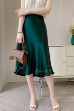 Cargar imagen en el visor de la galería, Satin midi skirt DARK GREEN Bloombellamoda 