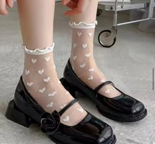Cargar imagen en el visor de la galería, Sheer Ankle Heart Socks Bloombellamoda 