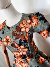 Cargar imagen en el visor de la galería, Textured front zipper midi GREEN OLIVE Bloombellamoda 