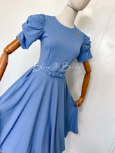 Cargar imagen en el visor de la galería, Textured midi dress LIGHT BLUE Bloombellamoda 