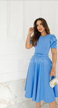 Cargar imagen en el visor de la galería, Textured midi dress LIGHT BLUE Bloombellamoda 