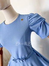 Cargar imagen en el visor de la galería, Textured midi dress LIGHT BLUE Bloombellamoda 