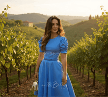 Cargar imagen en el visor de la galería, Textured midi dress LIGHT BLUE Bloombellamoda 