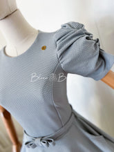 Cargar imagen en el visor de la galería, Textured midi dress LIGHT GREY Bloombellamoda 