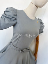 Cargar imagen en el visor de la galería, Textured midi dress LIGHT GREY Bloombellamoda 
