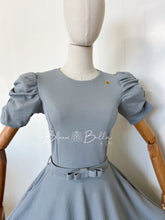 Cargar imagen en el visor de la galería, Textured midi dress LIGHT GREY Bloombellamoda 