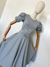 Cargar imagen en el visor de la galería, Textured midi dress LIGHT GREY Bloombellamoda 