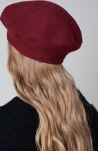 Cargar imagen en el visor de la galería, Knitted beret PRE ORDER Accessories Bloombellamoda 