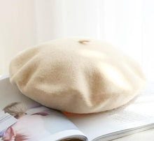Load image into Gallery viewer, Le amore beret PRE ORDER Accessories Bloombellamoda 