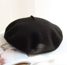 Cargar imagen en el visor de la galería, Le amore beret PRE ORDER Accessories Bloombellamoda Black 
