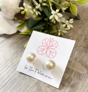 Pearl studs (large) Earrings Bloombellamoda 